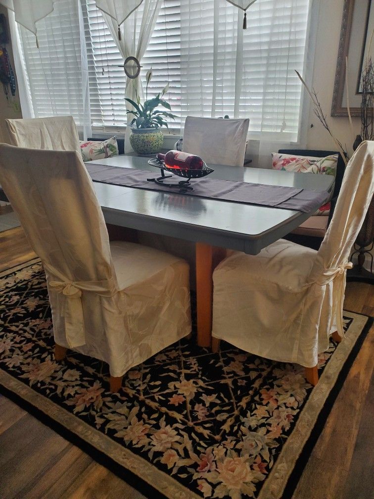 Dining room table 6 Chairs