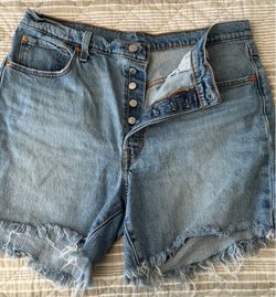 Women’s Levi’s shorts