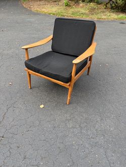 Mid century modern lounge chair