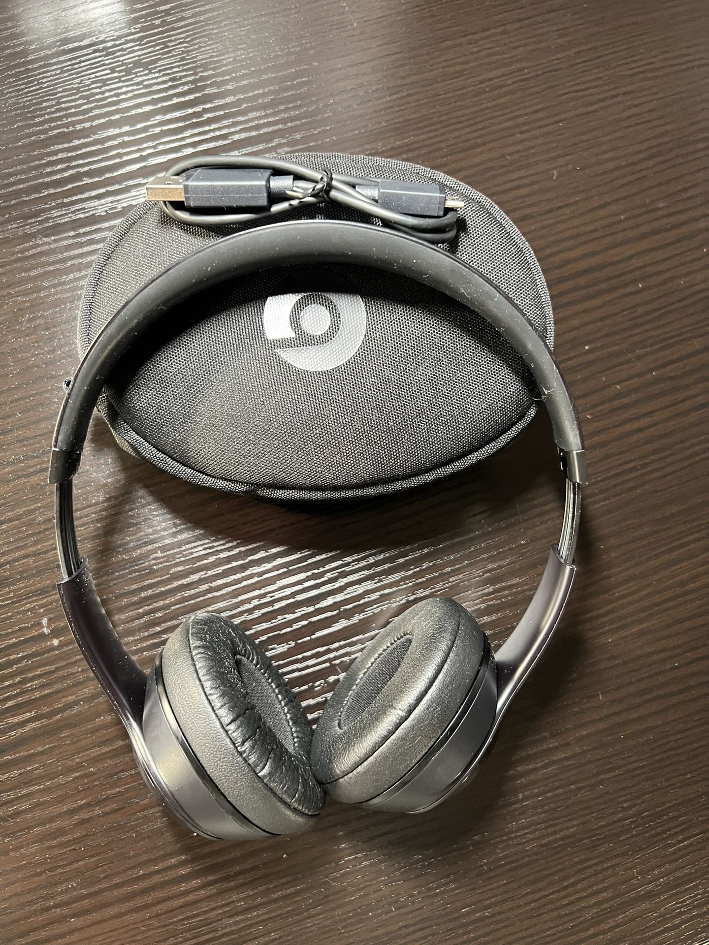 Beats solo3 wireless on The Ear Headphones Black With Case And charger