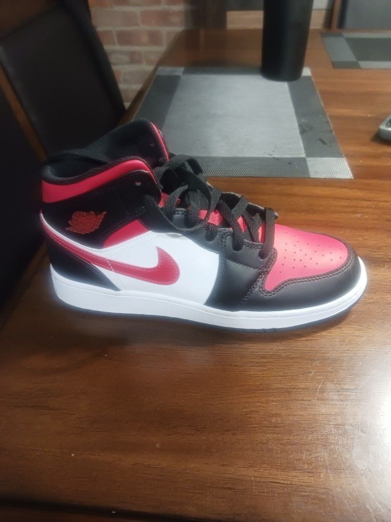 Air Jordans Tennis Shoes Size 6