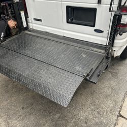 Tommy gate lift