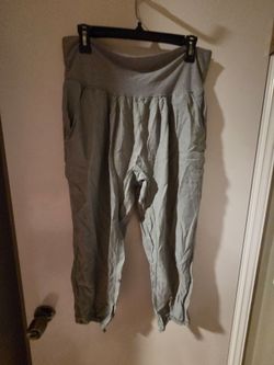 Womens green Lululemon capri pants, size 8