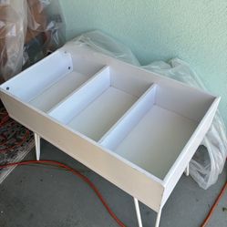 Table, 3 Compartments. Metal Legs