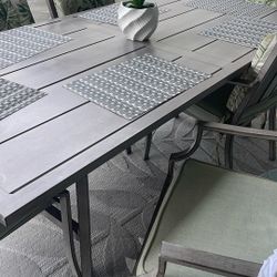 Table and six chairs size 7 feet long 3 1/2 feet wide all aluminum