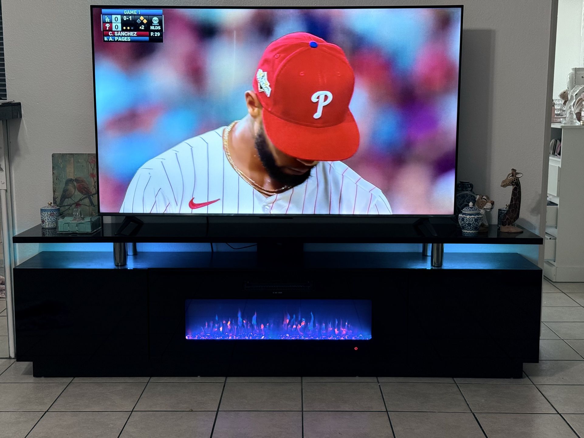 🔥 Modern LED Fireplace TV Stand + 65″ 4K Fire TV – High Gloss, LIKE NEW– $1,200 (Palm Desert)