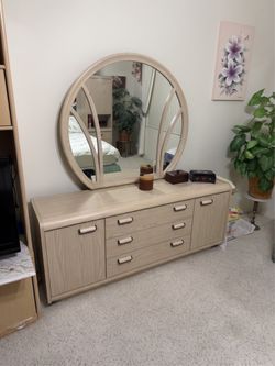 Dresser with Round Mirror