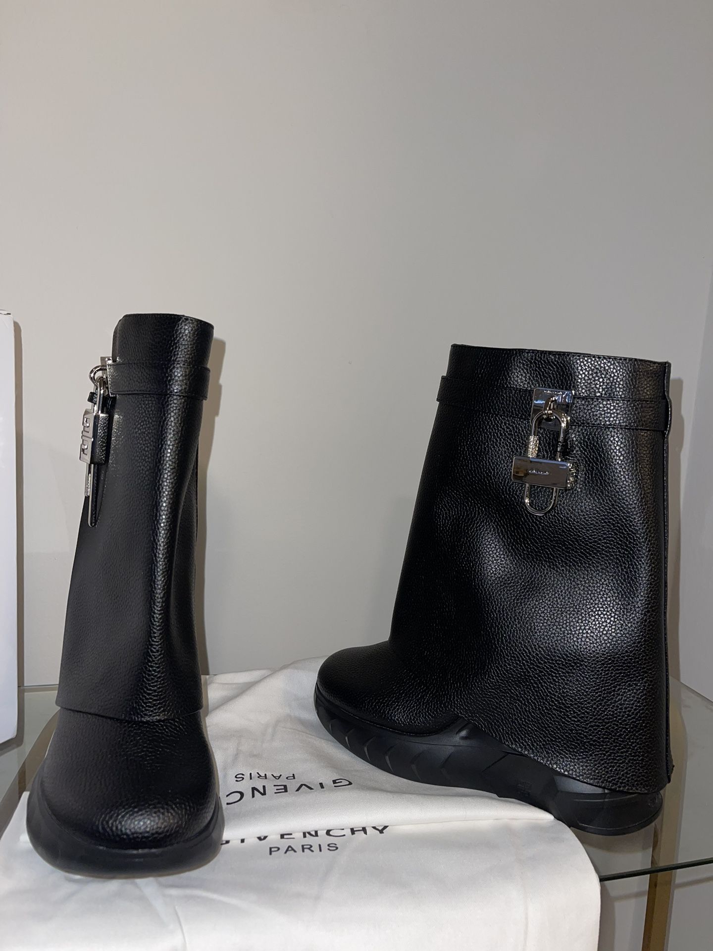 Shark Lock Biker ankle boots in grained leather - Main Image