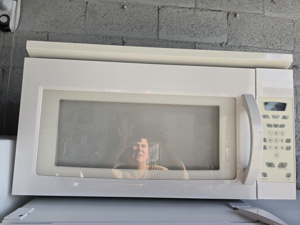 Microwave ( Price Not Negociable)