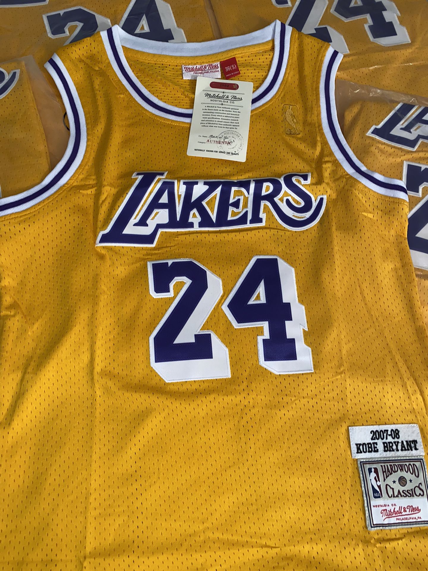 Kobe Bryant Los Angeles Lakers Mitchell & Ness Hardwood Classics 2007-2008  Jersey - Gold for Sale in Tustin, CA - OfferUp