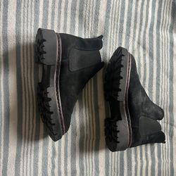 Black Boots Size: 7-7 1/2