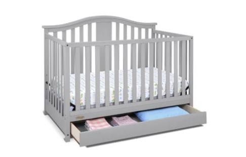 Pemberly Row Cuna convertible 4 en 1 de madera con cajón en gris