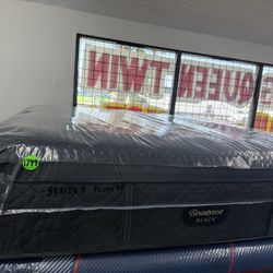 KING SIZE SIMMONS BEAUTYREST BLACK SERIES 3 (PLUSH) PILLOW TOP MATTRESS & BOX SPRINGS BED SET