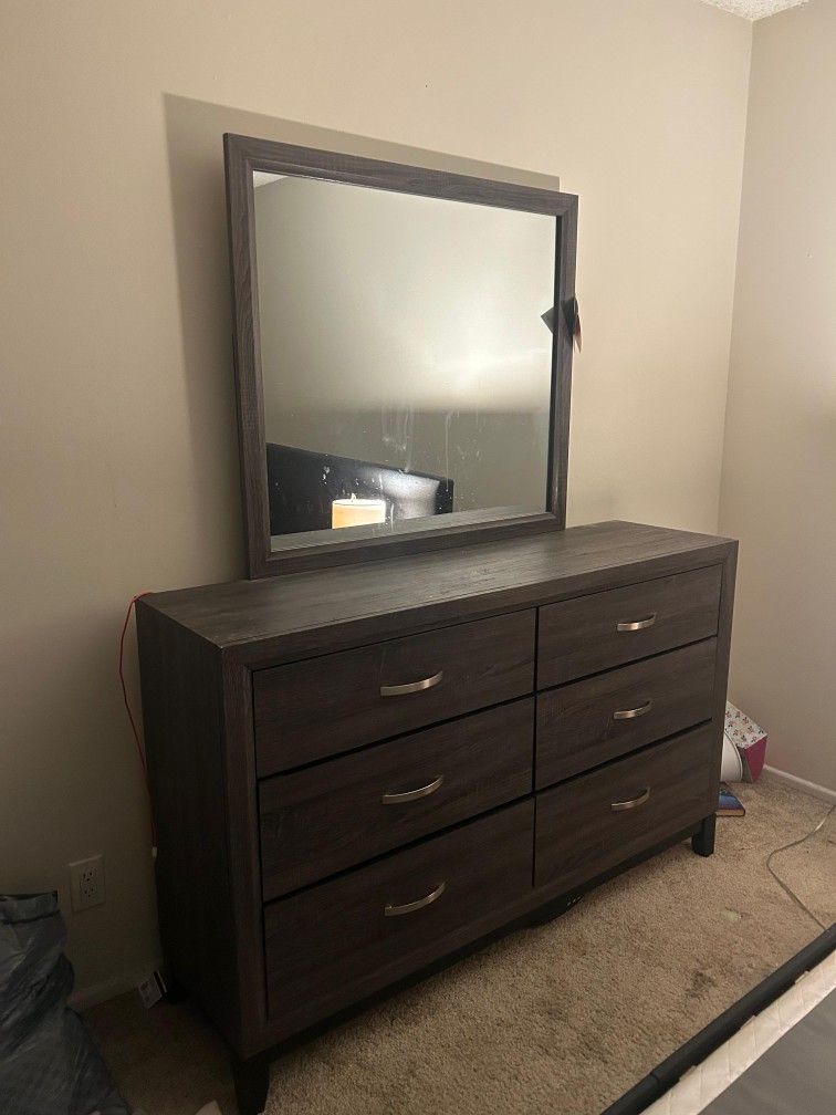 Dresser With Mirror