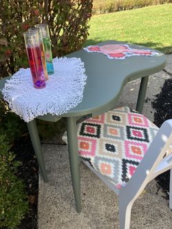 Vanity Table with removable mirror top - Chair Included !!  $40
