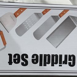 8 pieces Griddle set  Heavy Duty stainless steel construction  Sturdy wooden handles