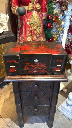 Mid Century large, beautiful, black lacquer jewelry box with key