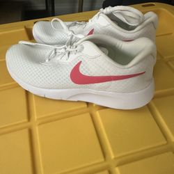Nike Tanjun Easyon Women’s Size 6.5 Pink and white 