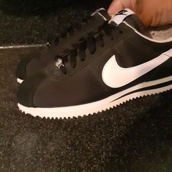 Nike Cortez women 7.5 Great Condition 