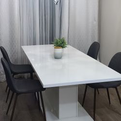 Dining Table for 6–8 People with Extension Leaf