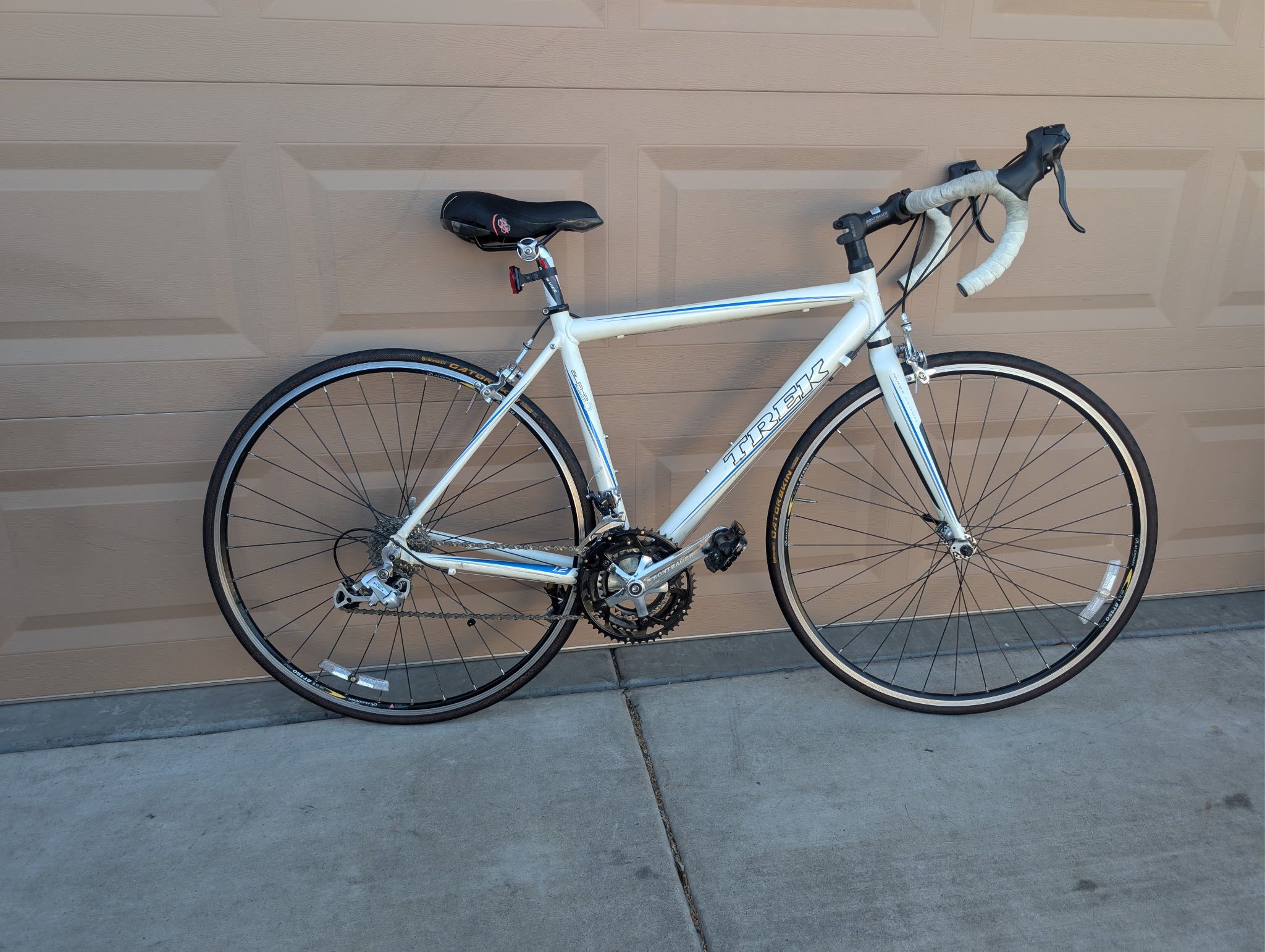 700x25c. TREK UNISEX ROAD RACING BIKE. (19.5"). ALUMINUM & CARBON. FRESHLY TUNE UP. ππΌ