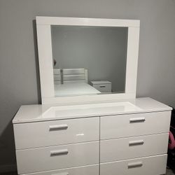 Modern Glossy White Bedroom Set – Dresser + Mirror + Two Nightstands 