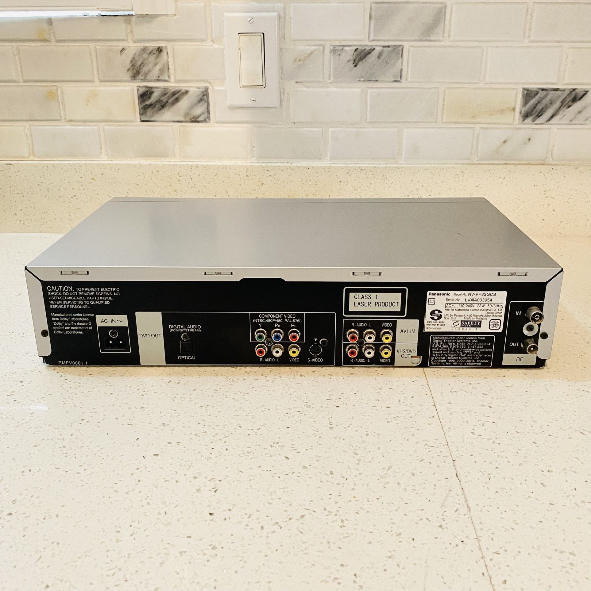 Panasonic NV-VP32 Combo DVD Player/Hi-Fi Super Drive Super LP VHS