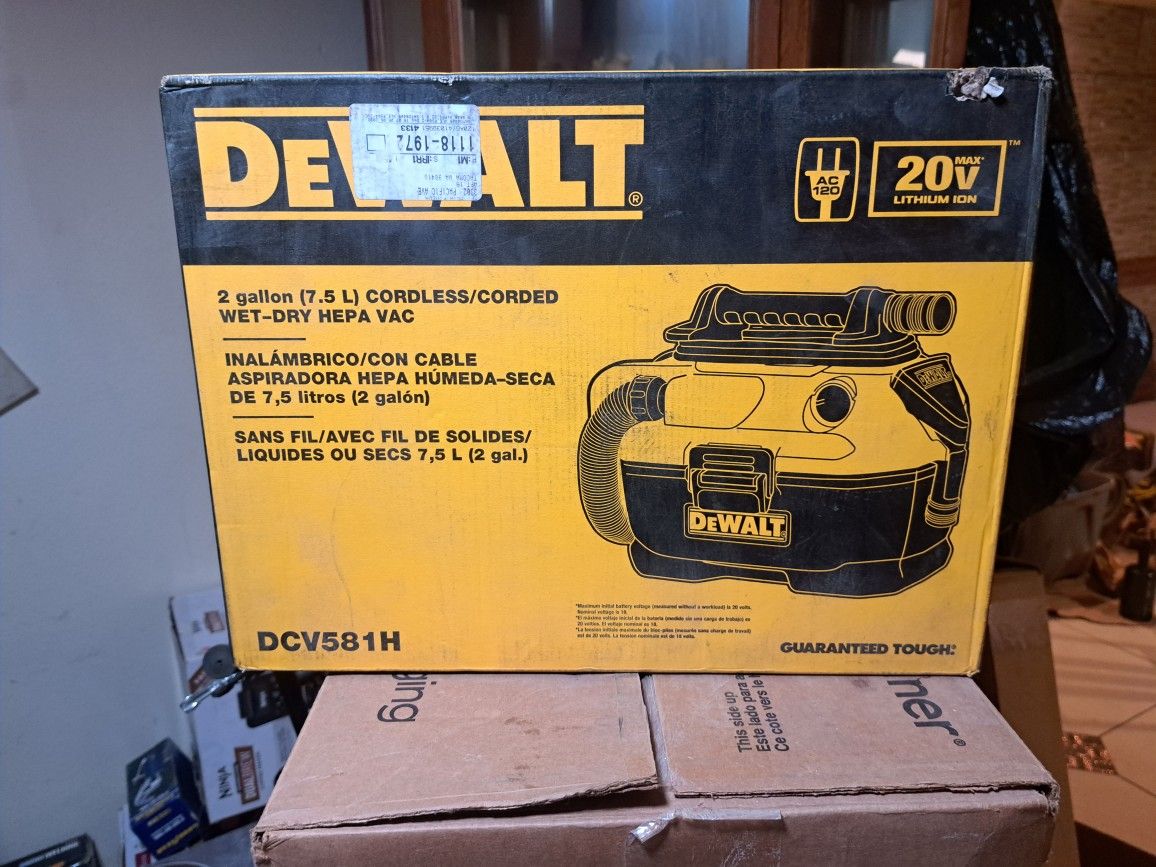 DeWalt 20v Wet / Dry Vac w / A/C Plug