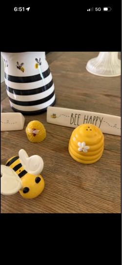 Bee ceramic decor