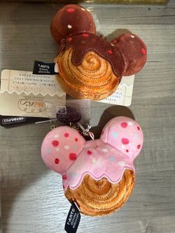 Tokyo exclusive Mickey Minnie keychains