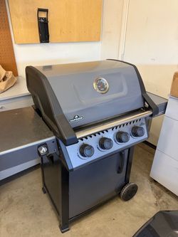 Napoleon Grill, 4 burner, used 20 times, natural gas
