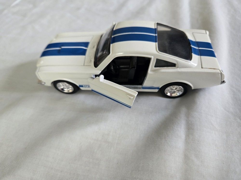 1:32 Scale Model 1968 Shelby GT-350