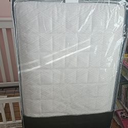 DaVinci Baby Crib White With Changer Drawers And Shelves and Mattress