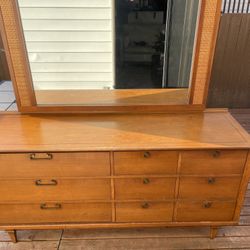 VINTAGE DISTINCTIVE FURNITURE BY STANLEY 9 Drawer Dreser