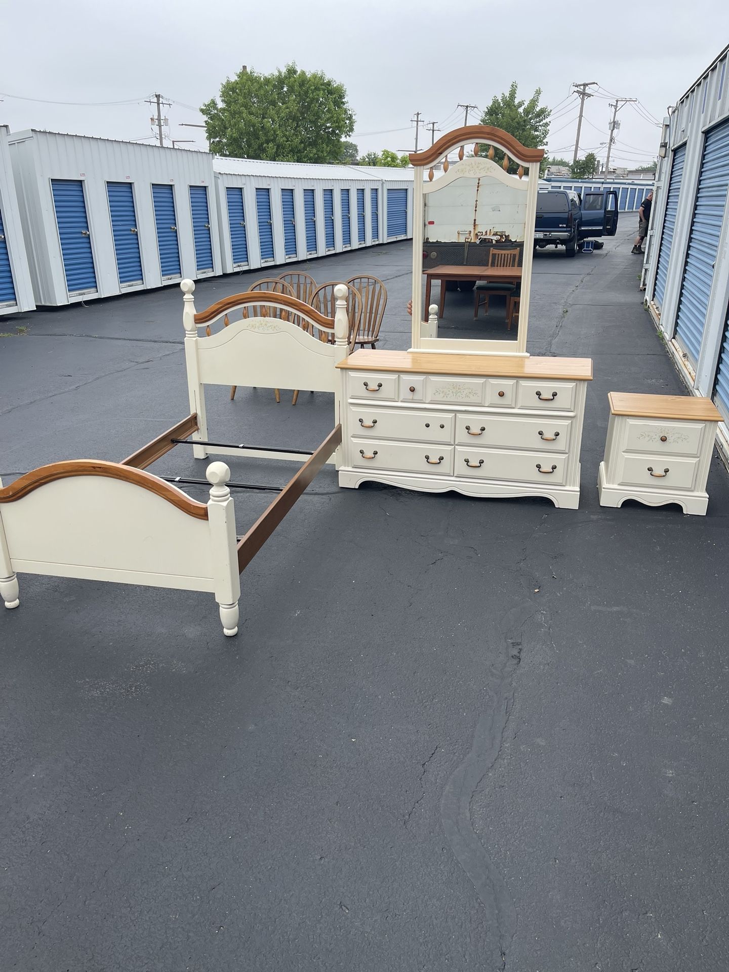 Bedroom Set/ Twin