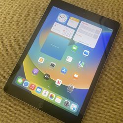 Apple iPad 6th Generation 32 GB WiFi only Black