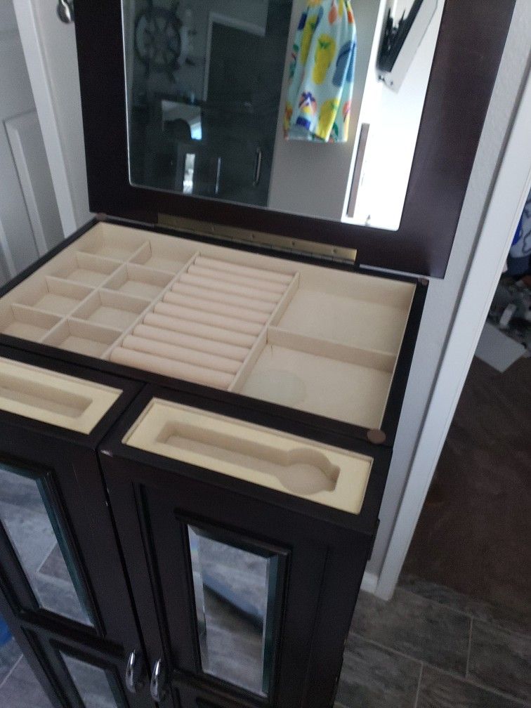 BEAUTIFUL JEWELRY BOX WITH EVERYTHING YOU NEEF