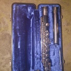 For sale is a professional-quality, US-made Emerson 3MH piccolo. This is the perfect "step-up" instrument for an advancing student or a reliable backu