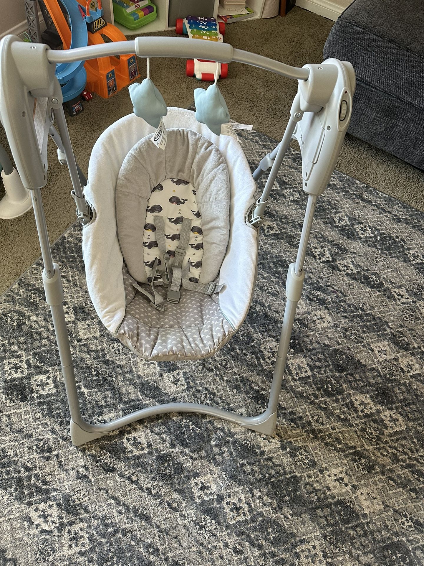 Graco Slim Spaces Compact Baby Swing
