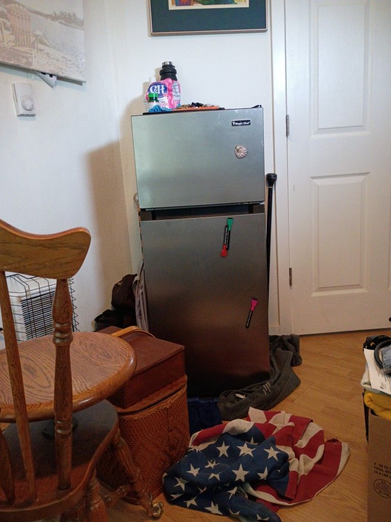Magic Chef Med Refridgerater/ Freezer