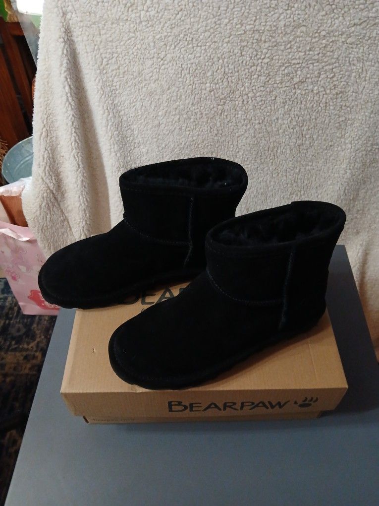 Brand New Size 7 Ladies Bearpaw Boots