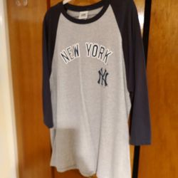 NEW YORK YANKEES SHIRT.  SIZE XL.  NEW. PICKUP ONLY.