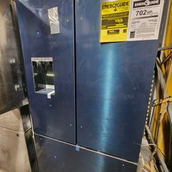 Bosch Black Stainless Counter-Depth Refrigerator – New Open Box
High-end **Bosch black stainless steel refrigerator. Protective factory film still on 