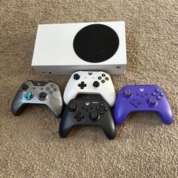 Xbox Series S 256GB With 4 Controllers 