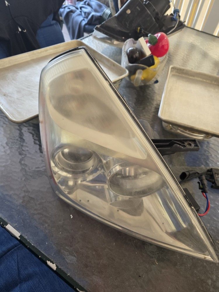 Kia Sedona Headlights Pair (2) L & R