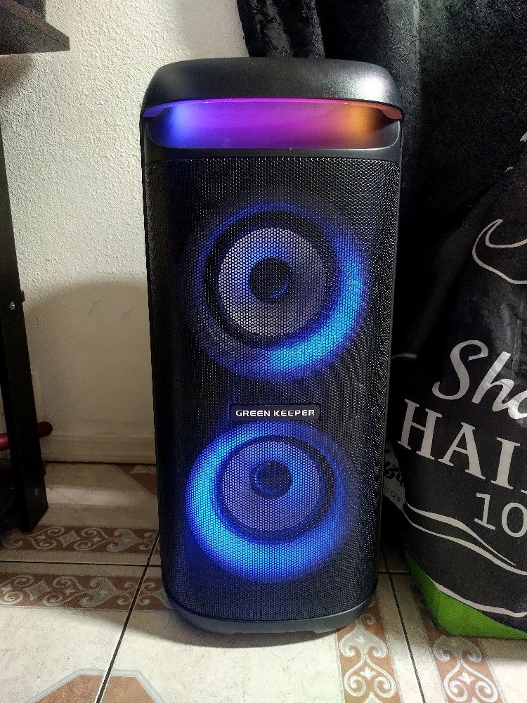 Bluetooth Speaker With Two Wireless Microphones. Brand Green Keeper