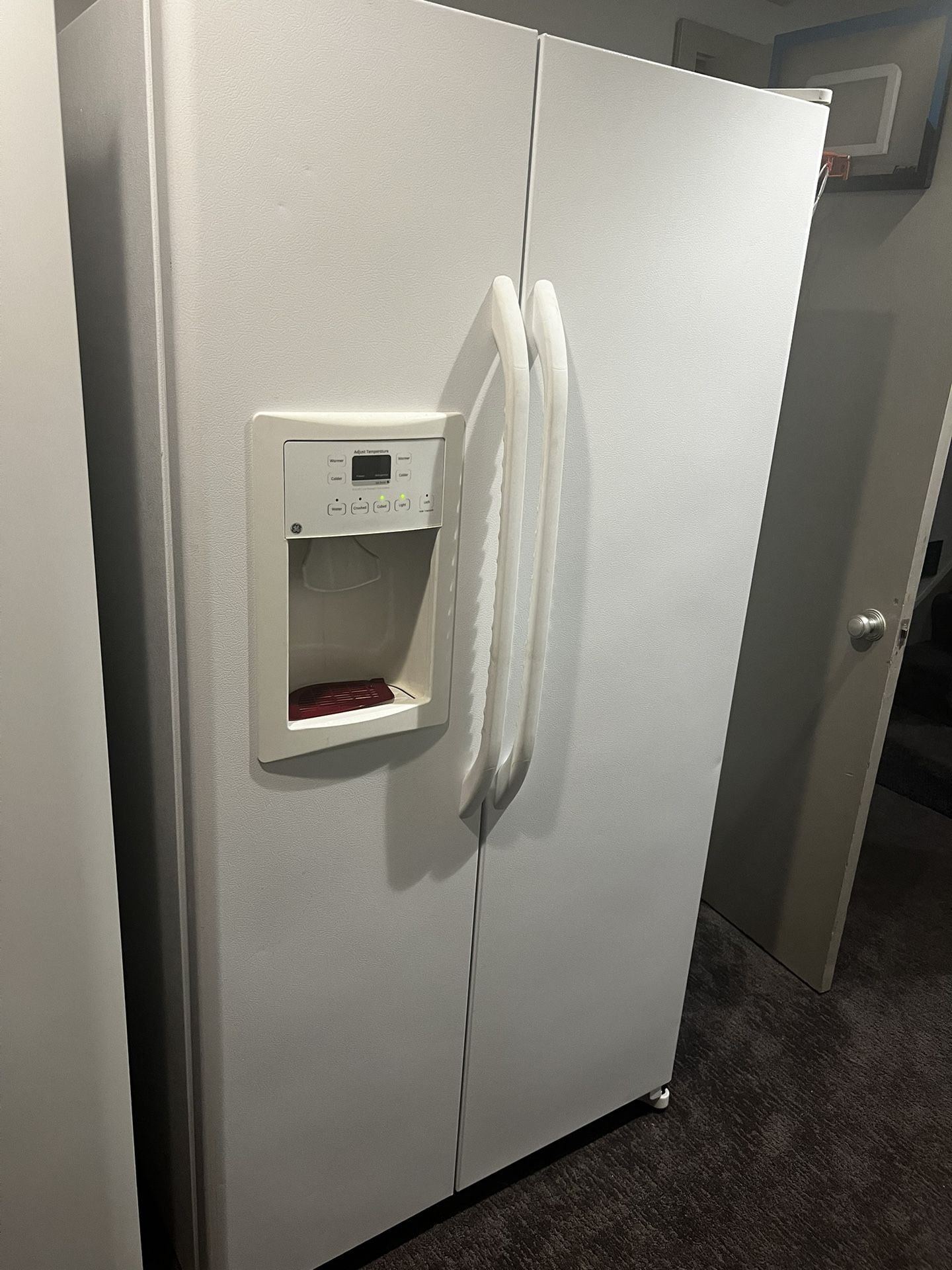 Like New Side By Side Refrigerator/freezer! Must Sell. Remodeled And I Have No Room For This Extra Refrigerator