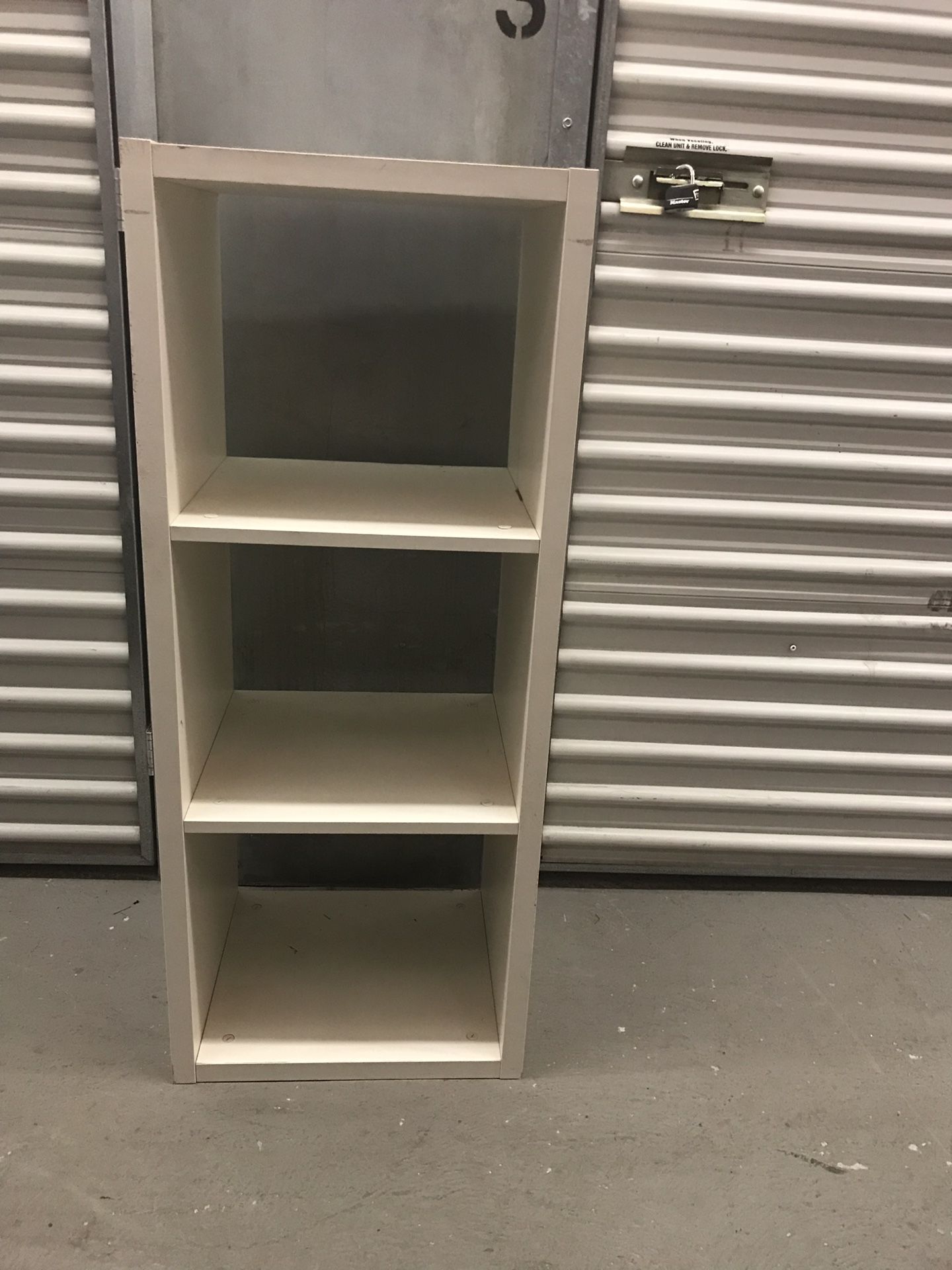 White bookcase / shelf