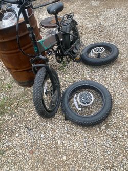 GoTrax - Z4 PRO Foldable Ebike w/ up to 40mi Max Operating Range and 28 mph Max Speed - Black do not have the battery and the charger both of the tire
