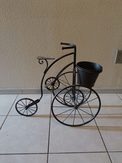 Metal planter stand art decor.. sturdy planter!